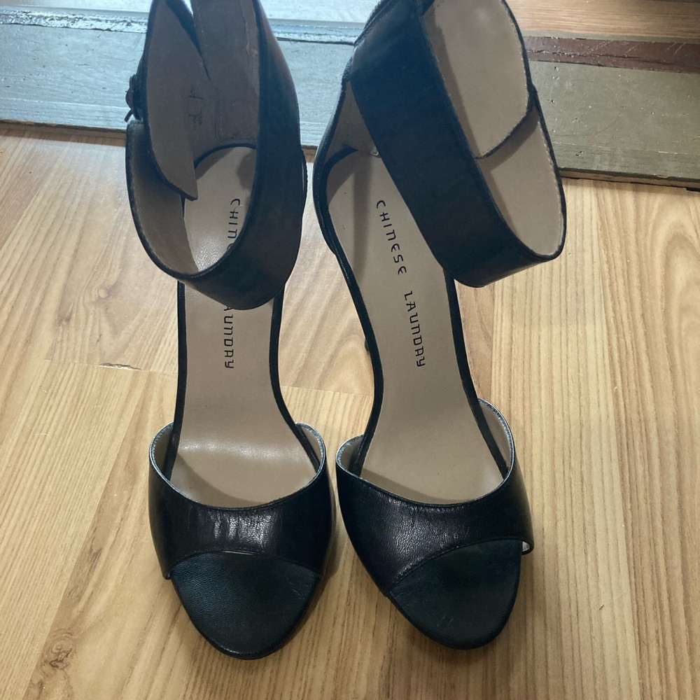 Women’s size 8 - Chinese laundry nwot - never work - excellent condition